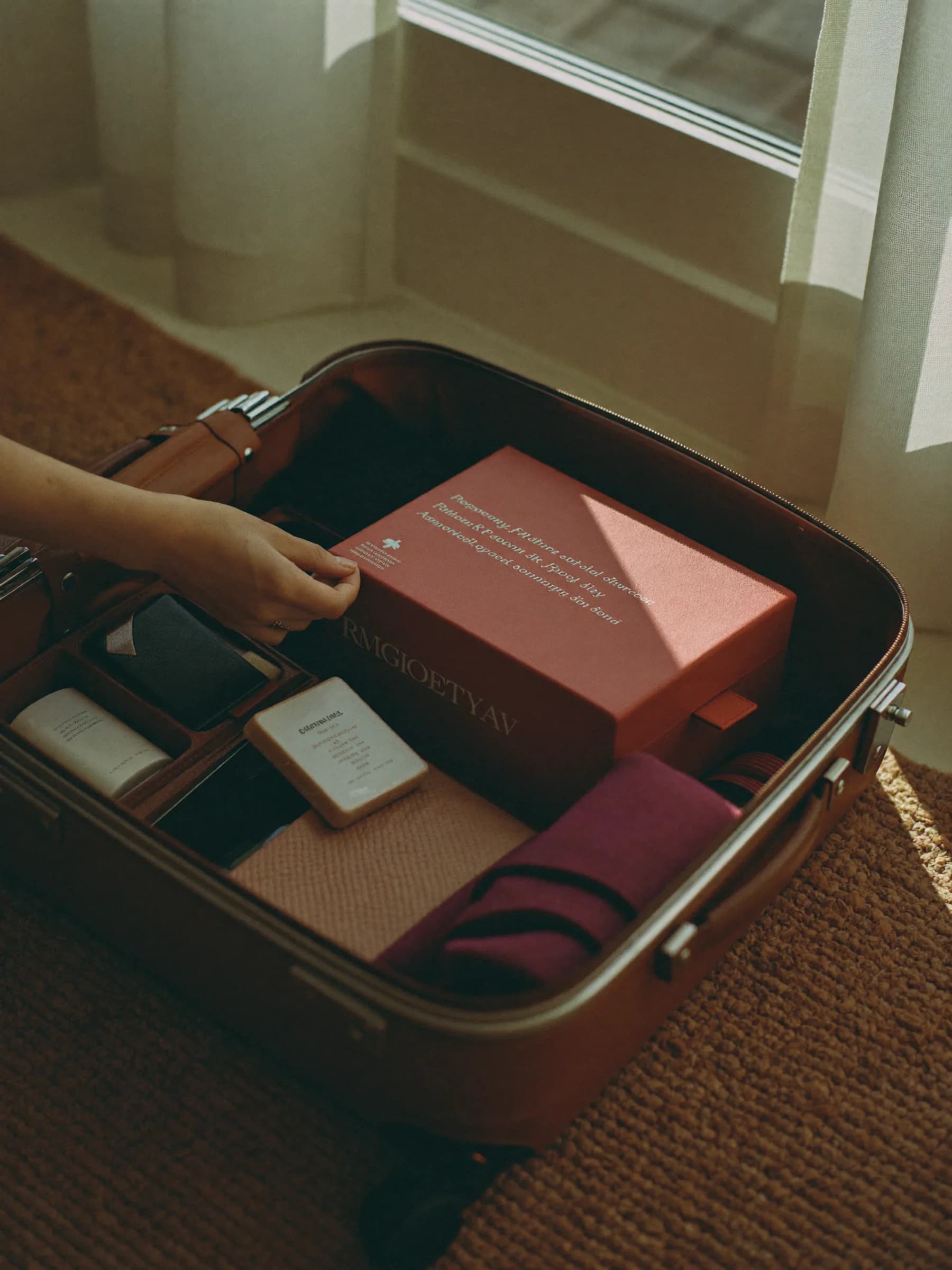 Offener Koffer mit Reise-Essentials in warmer Beleuchtung