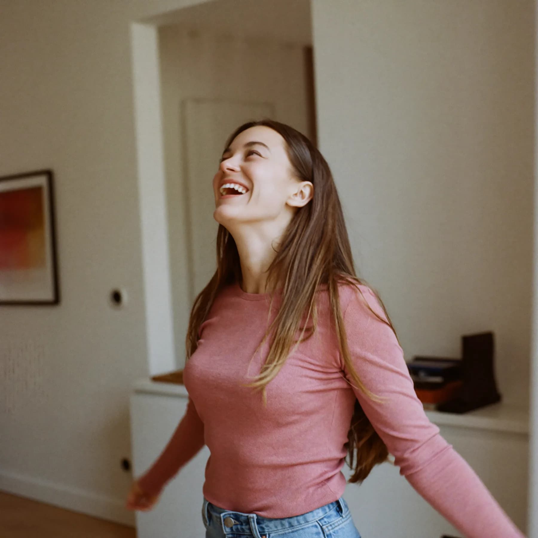 Frau in warmer, ruhiger Atmosphäre — Symbolbild für persönliche Frauen-Gesundheit